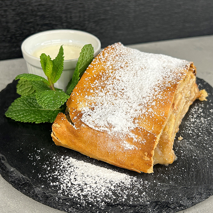 Apfelstrudel mit Vanillesauce